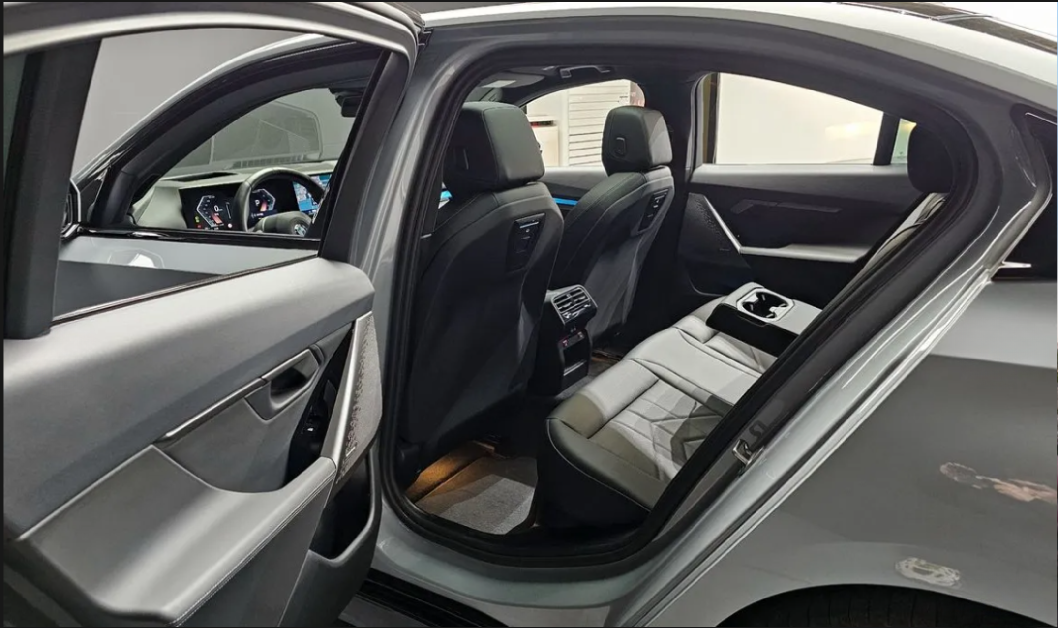 BMW 520i M Sport (G60) رمادي فاتح الصورة 5