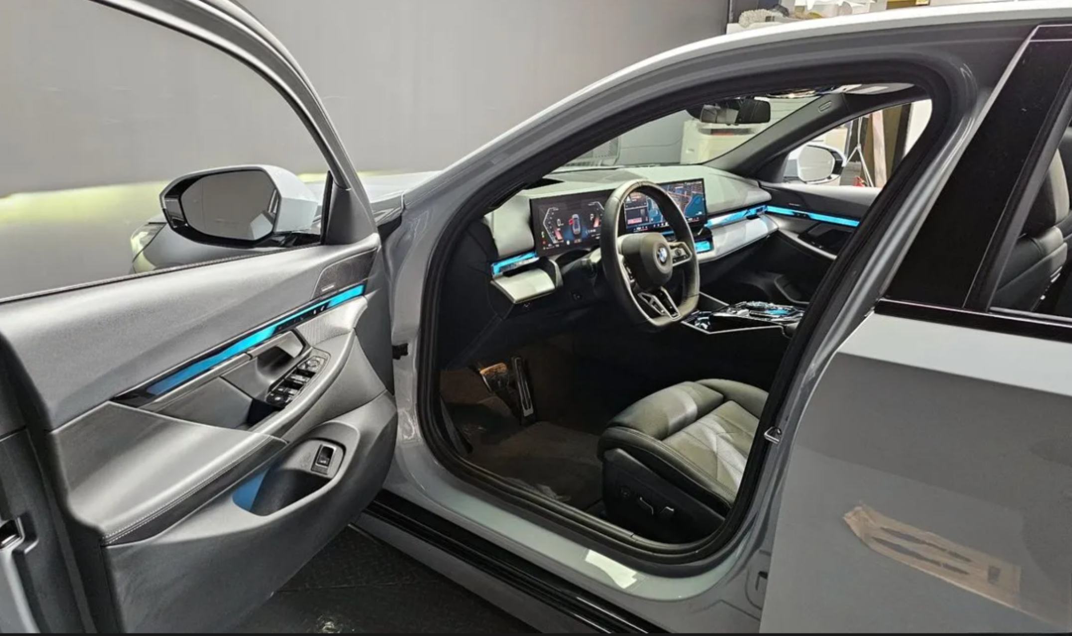 BMW 520i M Sport (G60) رمادي فاتح الصورة 6