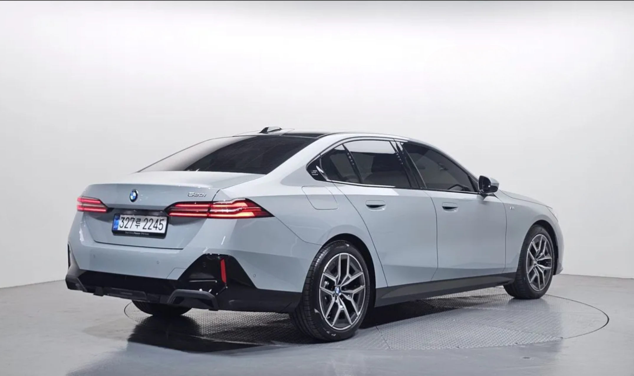 BMW 520i M Sport (G60) سماوي الصورة 2