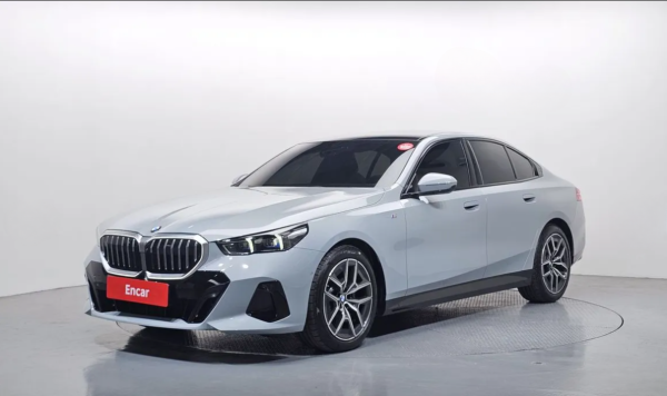 BMW 520i M Sport (G60) سماوي