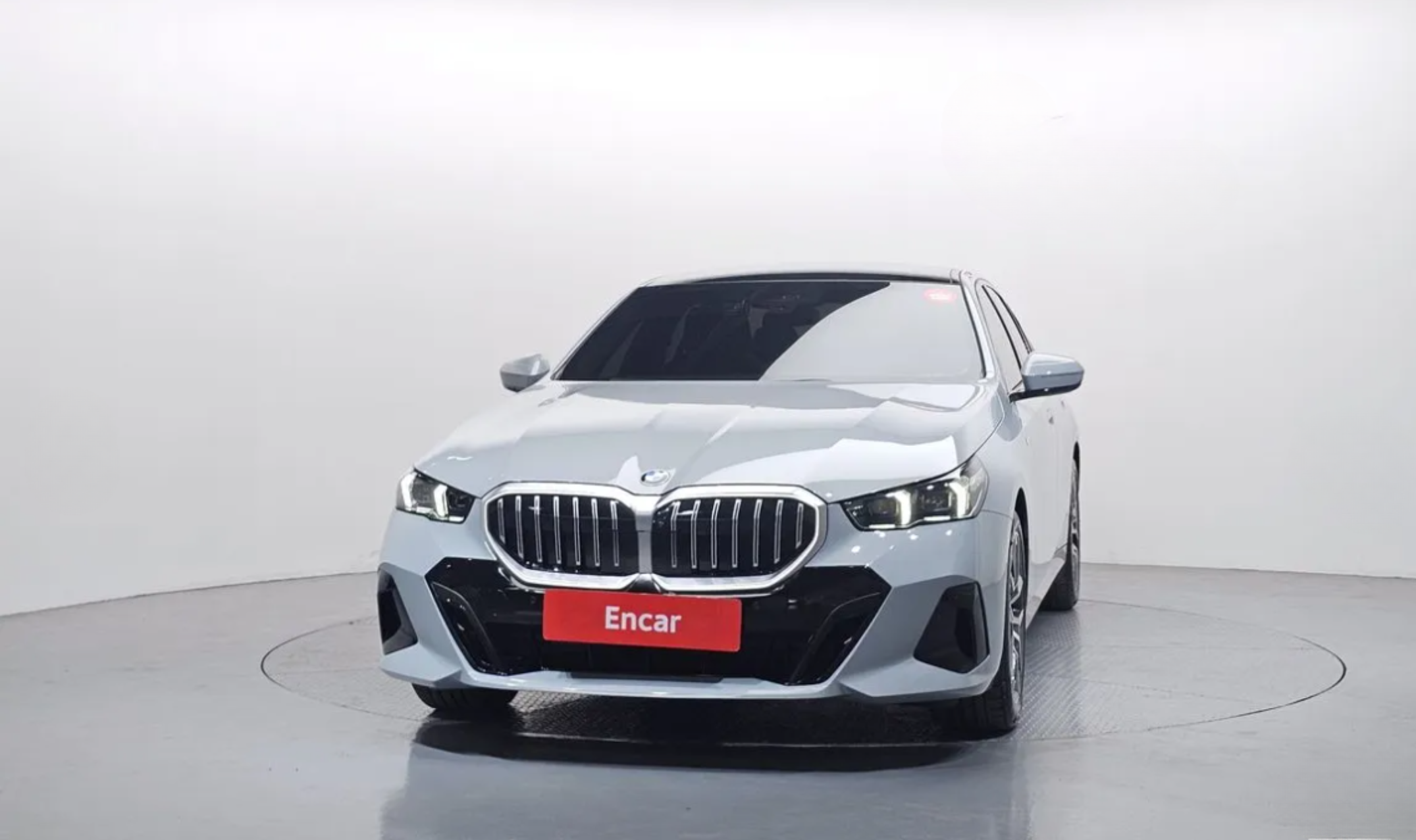 BMW 520i M Sport (G60) سماوي الصورة 3