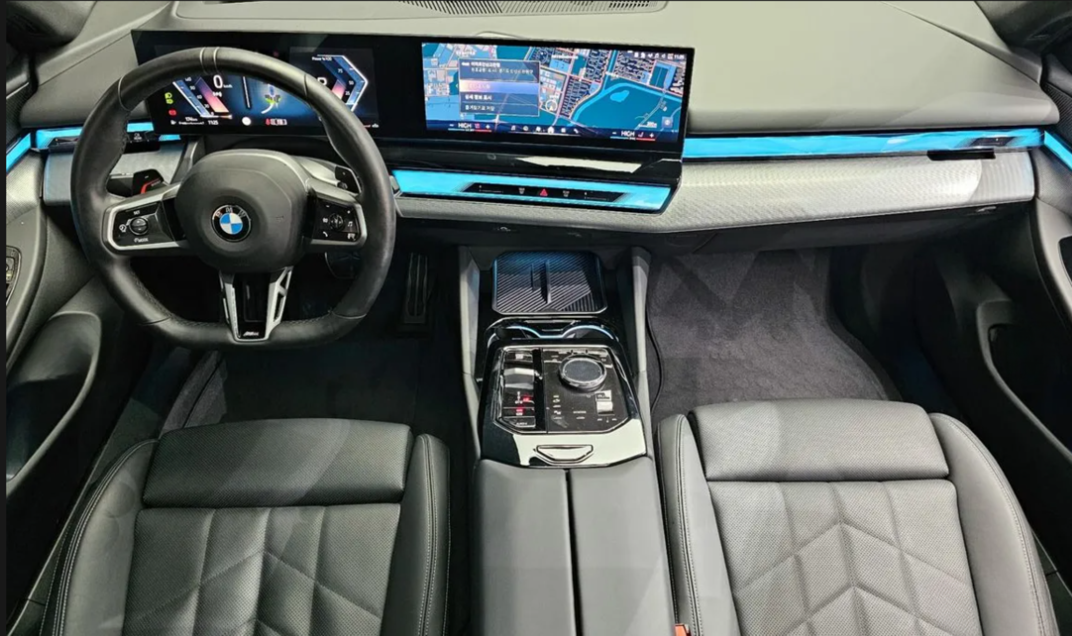 BMW 520i M Sport (G60) رمادي فاتح الصورة 9