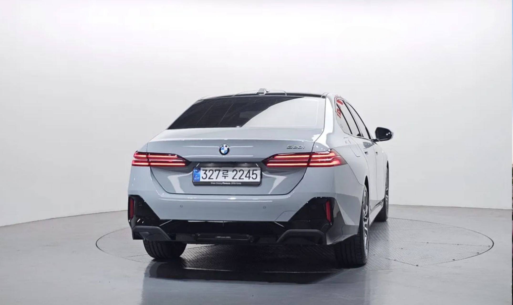 BMW 520i M Sport (G60) سماوي الصورة 4