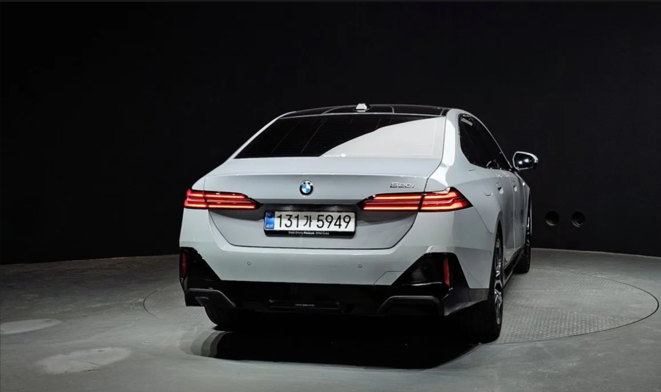 BMW 520i M Sport (G60) رمادي فاتح الصورة 4