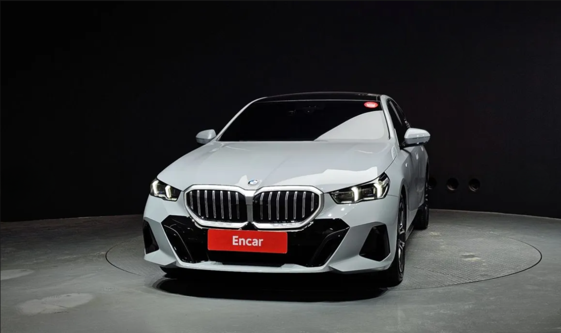 BMW 520i M Sport (G60) رمادي فاتح الصورة 3