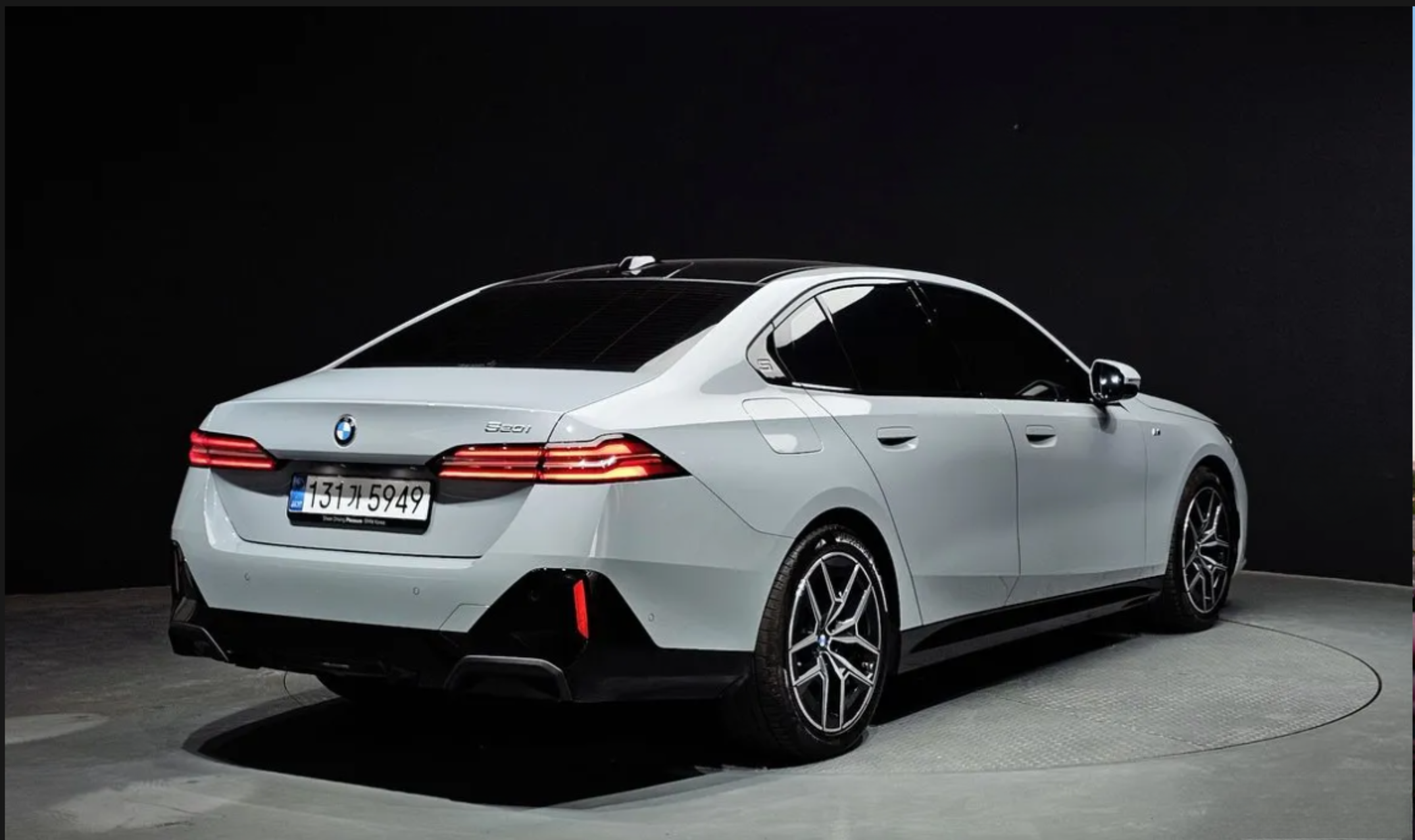 BMW 520i M Sport (G60) رمادي فاتح الصورة 2