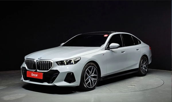 BMW 520i M Sport (G60) رمادي فاتح